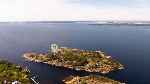 Ved Sponvika helt ytterst i Singlefjorden ligger Store Mørvikholmen, med Hvaler-øyene og svenskekysten rett forut.
