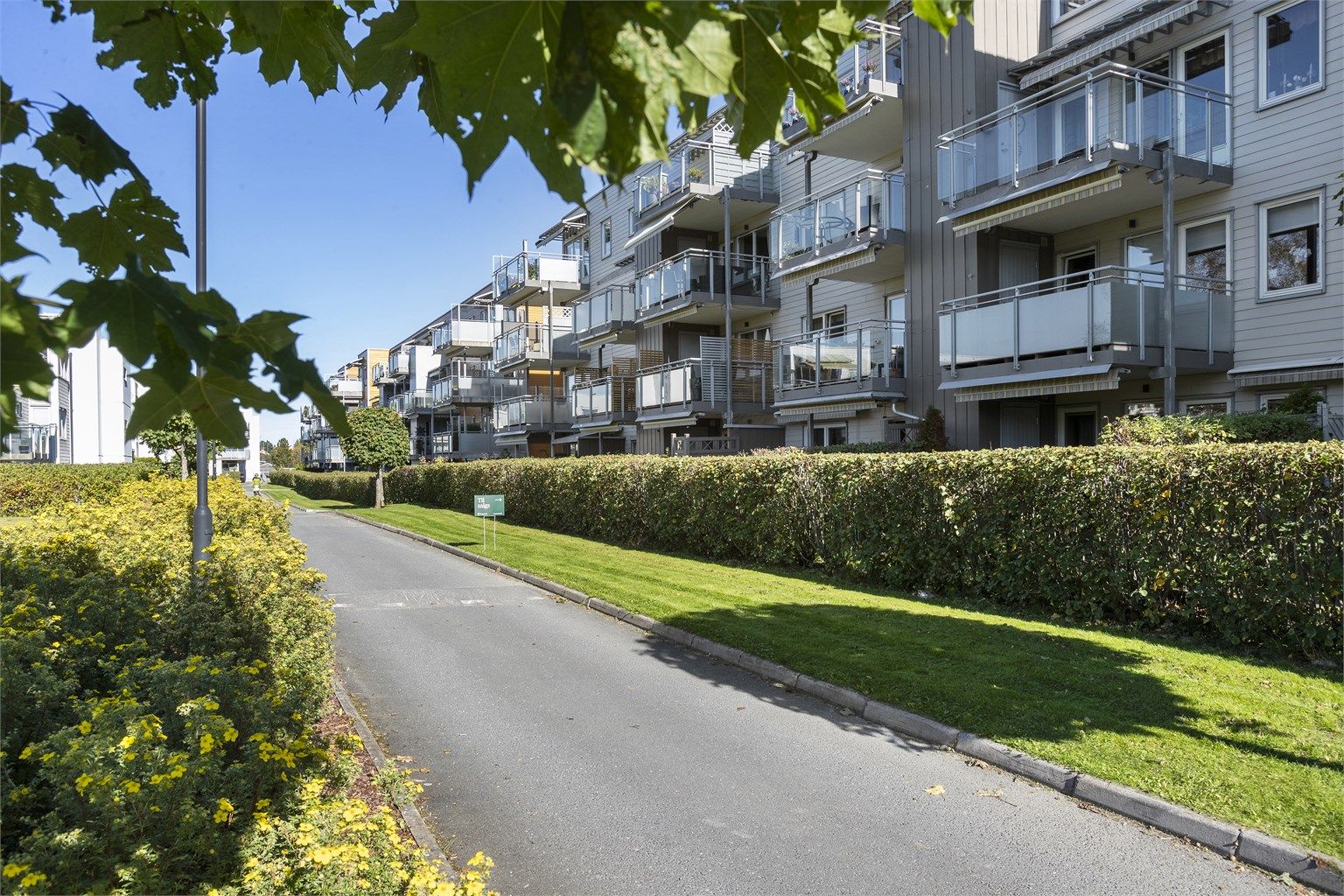 Leiligheten ligger i 1. etasje og har en romslig, vestvendt terrasse 