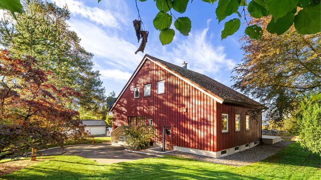 Eiendommen har en solrik og flott beliggenhet i Cappelens vei, på et høydedrag ovenfor Solveien. Attraktivt og trafikkskjermet villaområde med bl.a. 1-2 minutters gange til Kastellet trikkeholdeplass og kort vei til Kastellet skole og servicetilbud