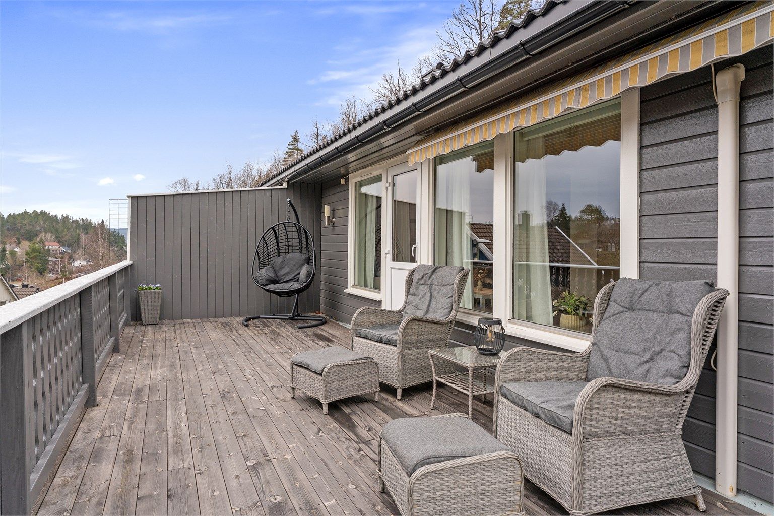 Her kan du nyte kveldssolen, helt til den går ned. Det er i tillegg en praktisk elektrisk markise som tar litt av varmen på solfylte dager. 