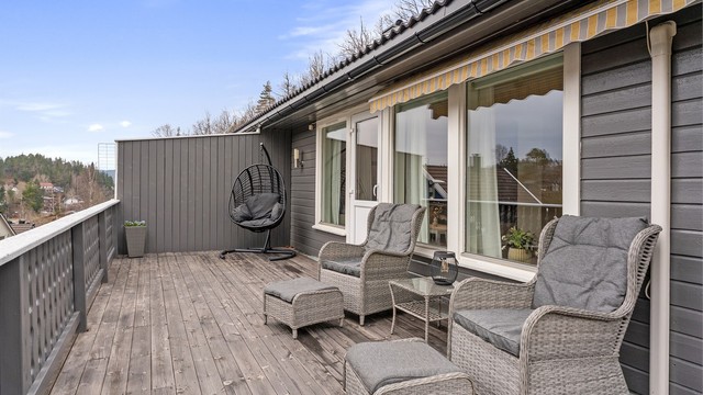 Her kan du nyte kveldssolen, helt til den går ned. Det er i tillegg en praktisk elektrisk markise som tar litt av varmen på solfylte dager.