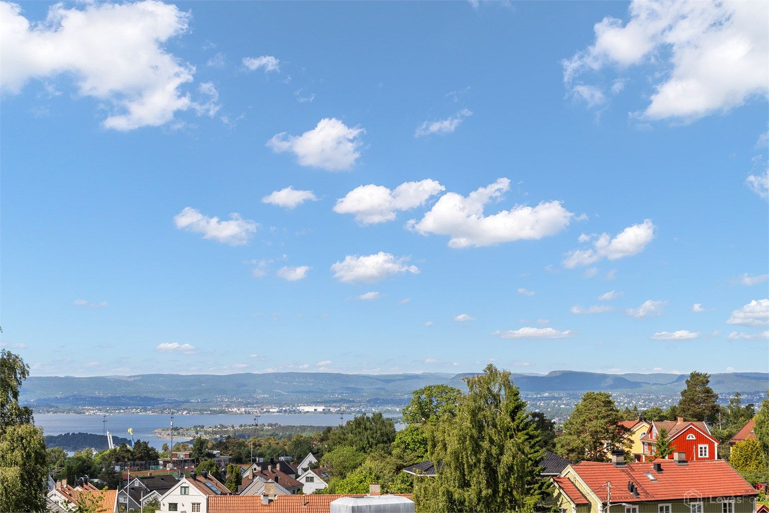 Fra takterrassen kan man nyte eksepsjonell utsikt over Oslofjorden og de omkransende åsdragene