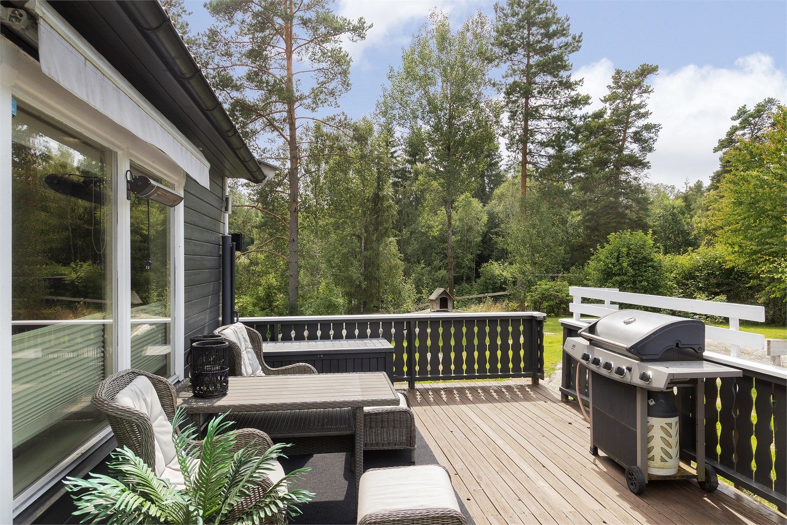 Her bor du i flotte og landlige omgivelser innerst i Allmenningen i landbruksområde, kun 10 min. fra sentrum av Ski 