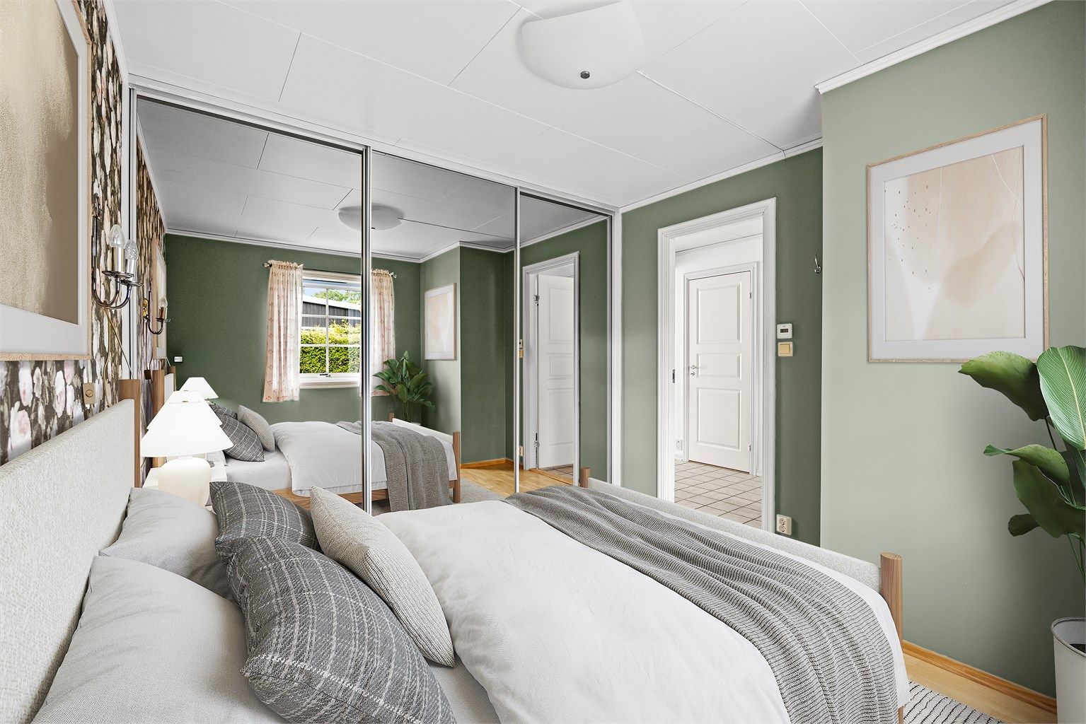 Romslig soverom med skyvedørsgarderobe