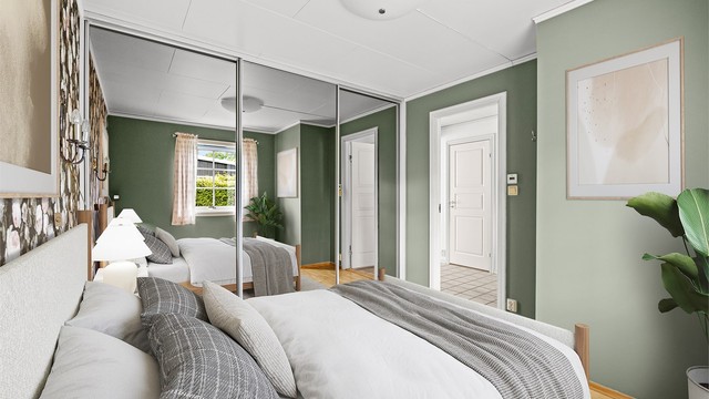 Romslig soverom med skyvedørsgarderobe