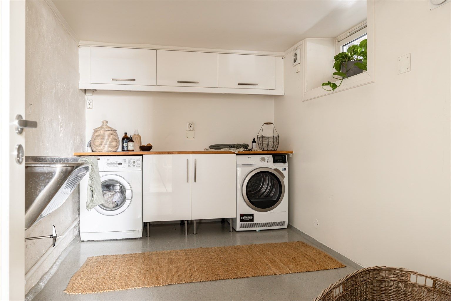 Vaskerom i kjeller. På tegninger fra godkjent søknad om bruksendring er halve vaskerommet omgjort til bad