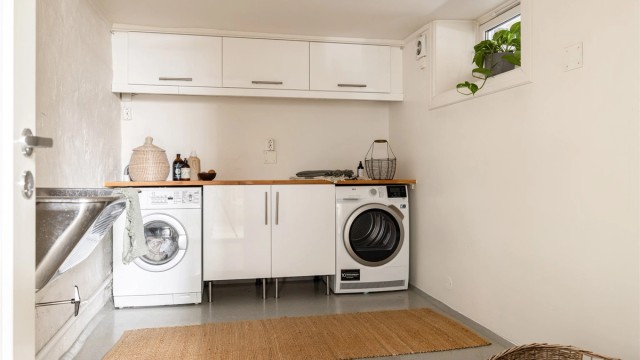 Vaskerom i kjeller. På tegninger fra godkjent søknad om bruksendring er halve vaskerommet omgjort til bad