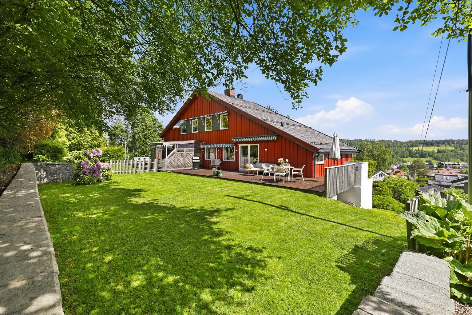 Hagen har støttemur i ytterkant og gir en fin ramme på tomten utenfor stue og terrassen