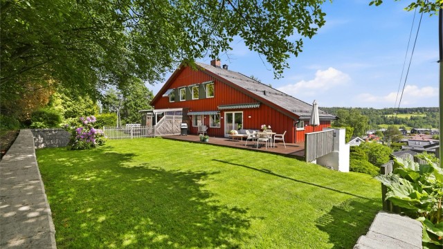 Hagen har støttemur i ytterkant og gir en fin ramme på tomten utenfor stue og terrassen