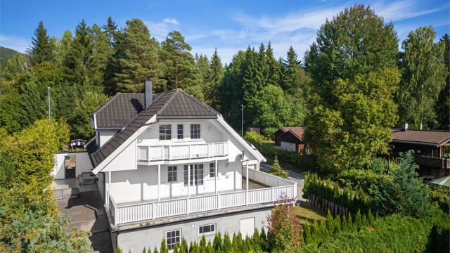 Eiendommen er opparbeidet med plenarealer og beplantning.