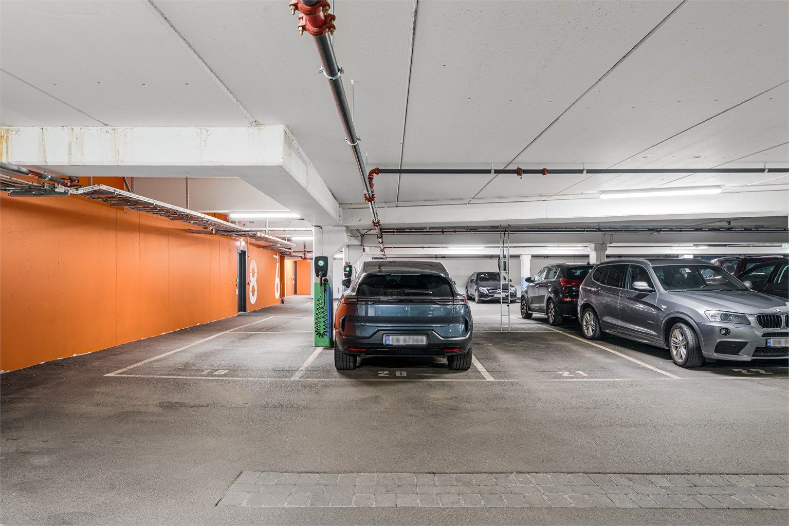 Egen parkeringsplass med elbillader i felles garasjeanlegg. Heisadkomst til etasjen.