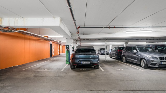 Egen parkeringsplass med elbillader i felles garasjeanlegg. Heisadkomst til etasjen.