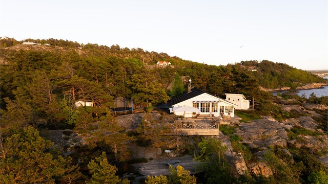 I skogholtet bak hytta er en mindre, frittstående utebod oppført.