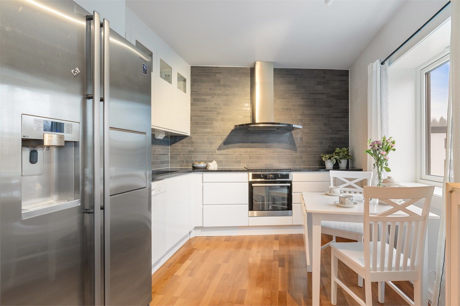 Leiligheten har en åpen og sosial planløsning. Kjøkkenet ble modernisert rundt 2013.