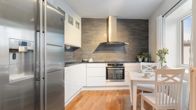 Leiligheten har en åpen og sosial planløsning. Kjøkkenet ble modernisert rundt 2013.