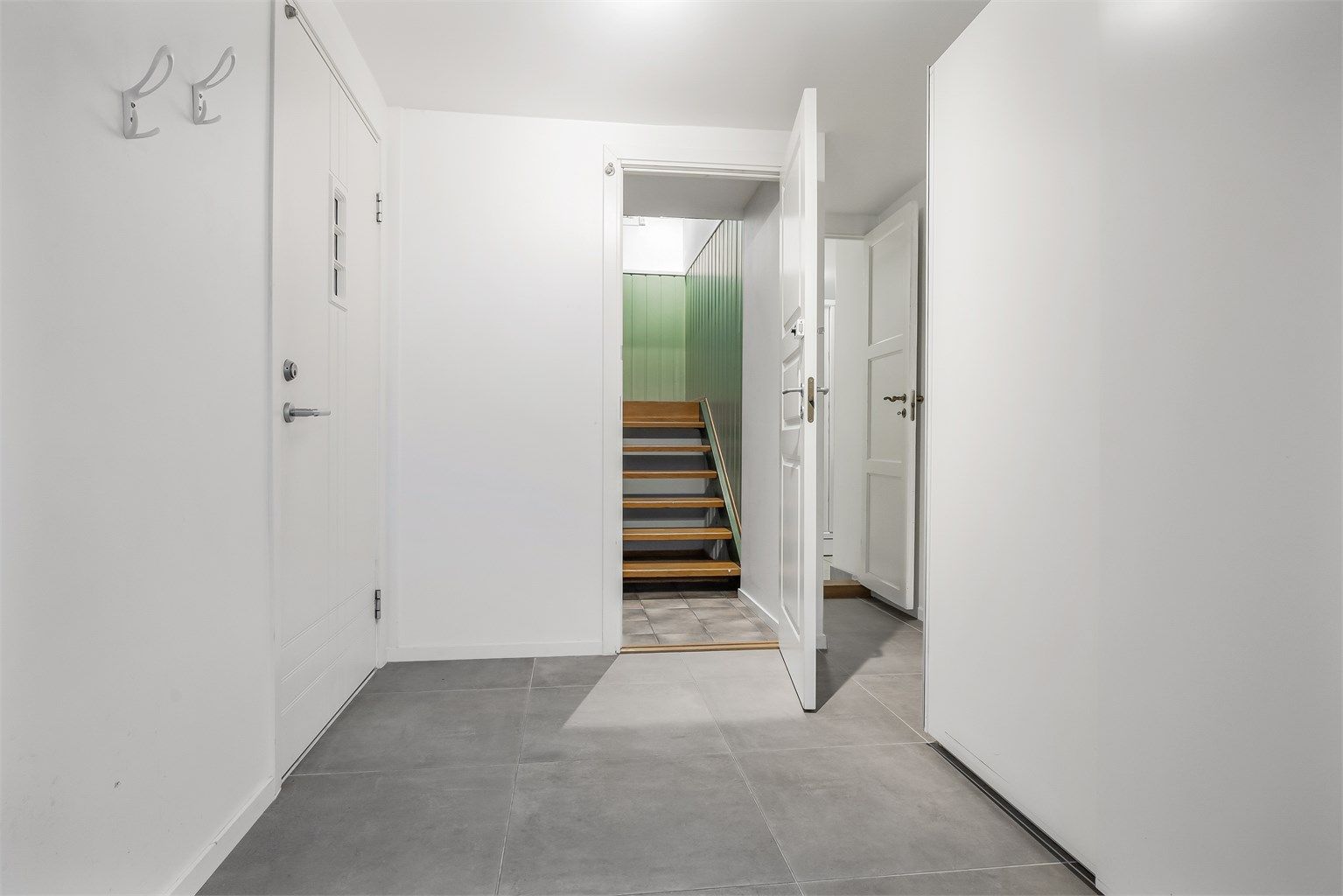 Entréen har god med plass til innredning av garderobeskapsløsninger og lignende