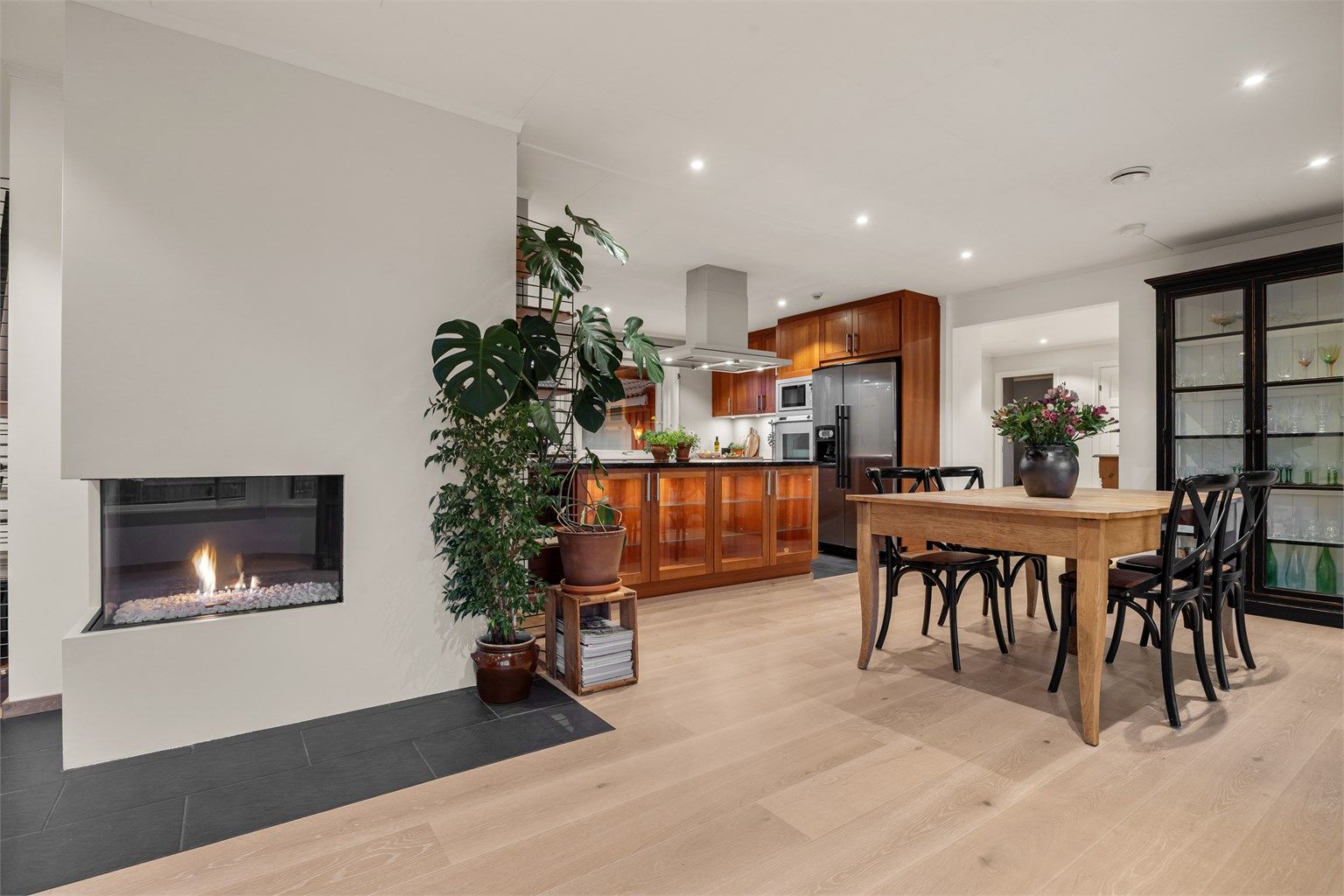 Spisestuen er plassert i overgangen mellom stue og kjøkken, med direkte utgang til den store terrassen.