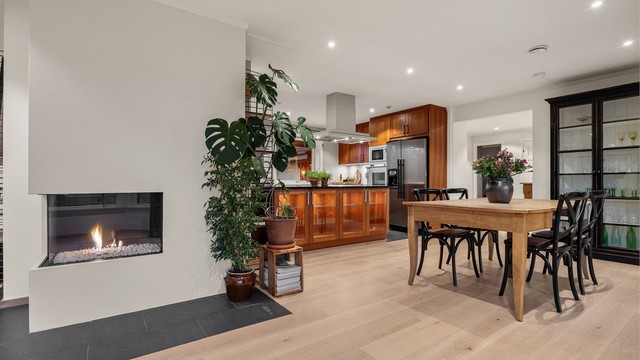 Spisestuen er plassert i overgangen mellom stue og kjøkken, med direkte utgang til den store terrassen.