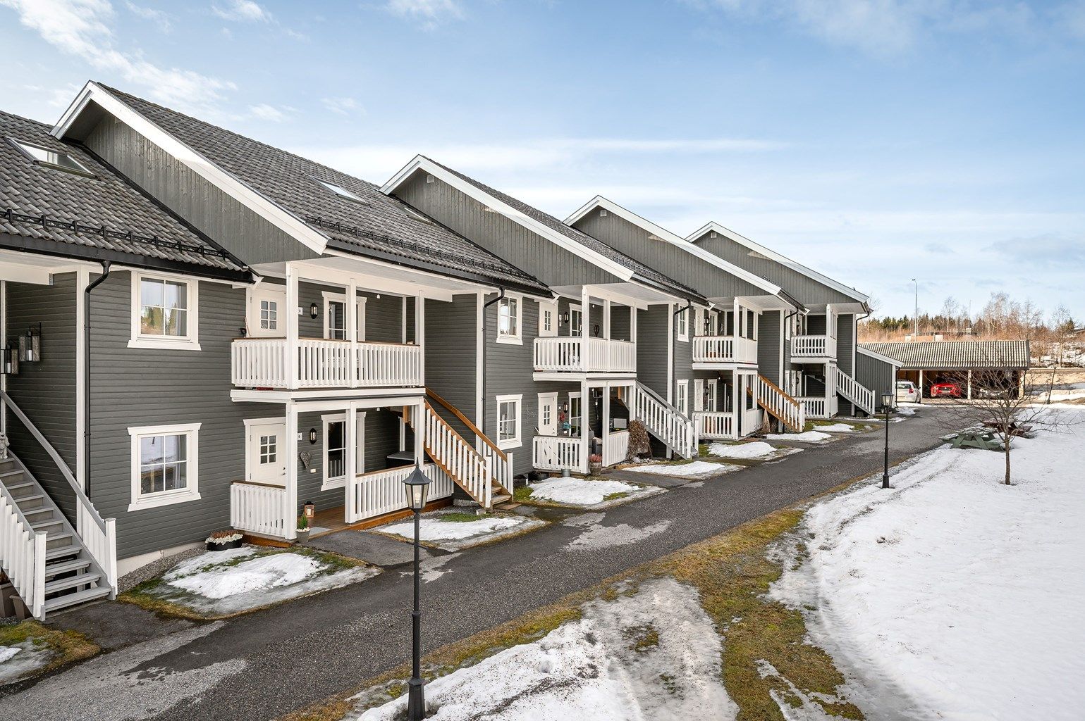 Velkommen til Østlia 6! Innbydende og lettstelt 3-roms leilighet beliggende i et etablert boligområde på Smeby.