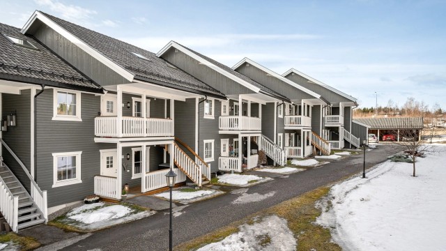 Velkommen til Østlia 6! Innbydende og lettstelt 3-roms leilighet beliggende i et etablert boligområde på Smeby.