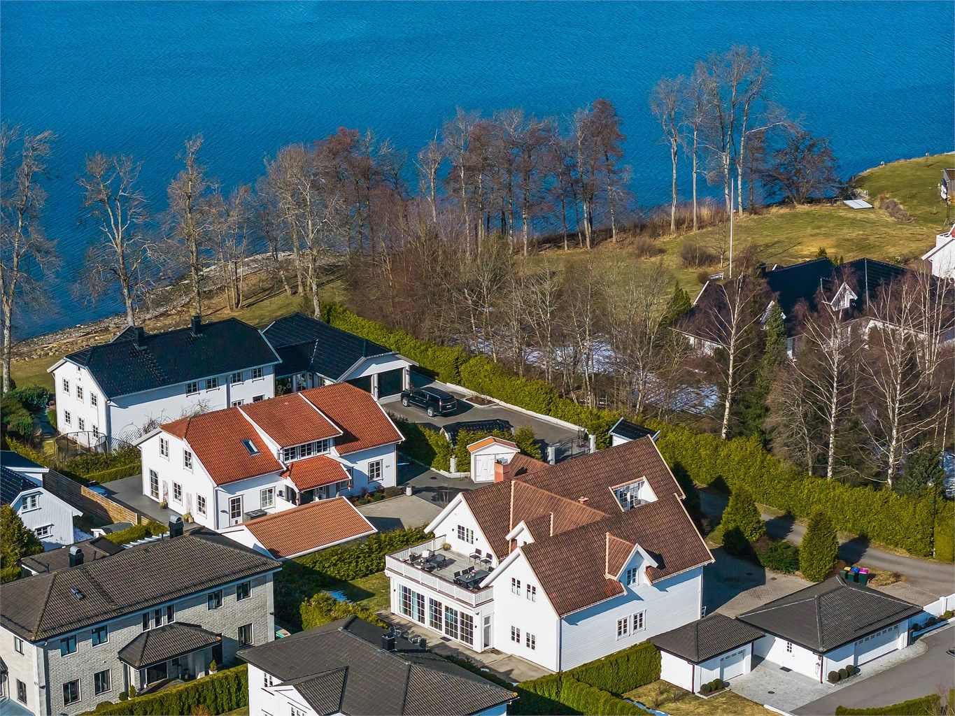 Eiendommen ligger i en blindvei og er svært rolig og solrik, noe som gir en fredelig atmosfære og mulighet for uforstyrrede stunder. Her kan man nyte solrike dager på terrassen eller i hagen, samtidig som man er godt skjermet fra trafikk og støy.