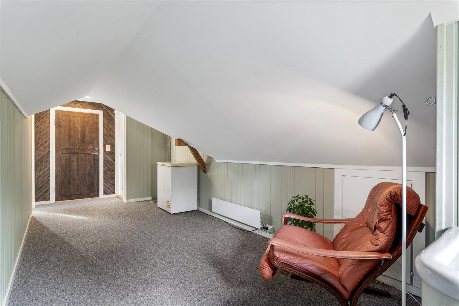 Loftsetasjen har et totalt gulvareal (GUA) på 61m², men grunnet skråtak/lav takhøyde er kun 34m² av arealet måleverdig som bruksareal. Bak knevegger i etasjen er det oppbevaringsmuligheter, dette arealet er ikke medtatt som areal med lav himlingshøyde