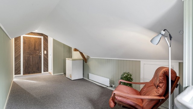 Loftsetasjen har et totalt gulvareal (GUA) på 61m², men grunnet skråtak/lav takhøyde er kun 34m² av arealet måleverdig som bruksareal. Bak knevegger i etasjen er det oppbevaringsmuligheter, dette arealet er ikke medtatt som areal med lav himlingshøyde