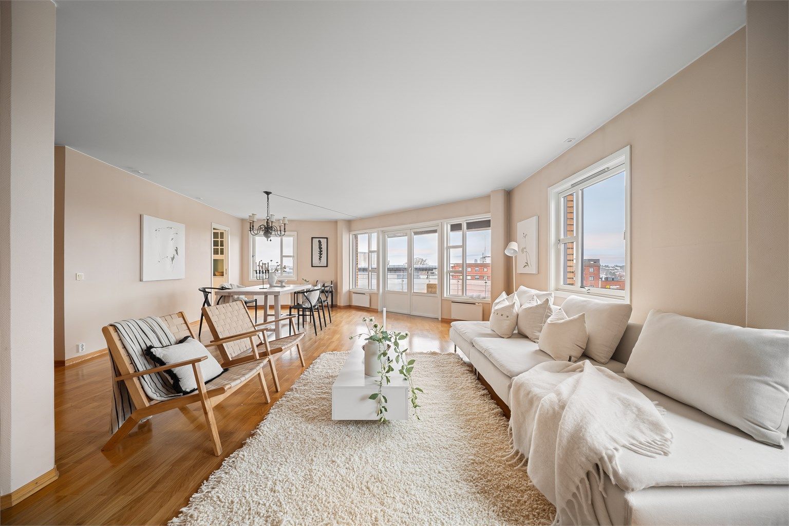 Velkommen til Karl Johans gate 2. Leiligheten presenteres av Raymond Bøhn i Krogsveen. Fotograf; Kristoffer Kristiansen.