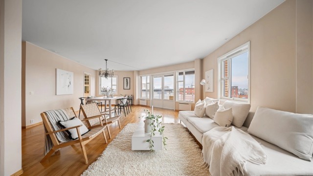 Velkommen til Karl Johans gate 2. Leiligheten presenteres av Raymond Bøhn i Krogsveen. Fotograf; Kristoffer Kristiansen.