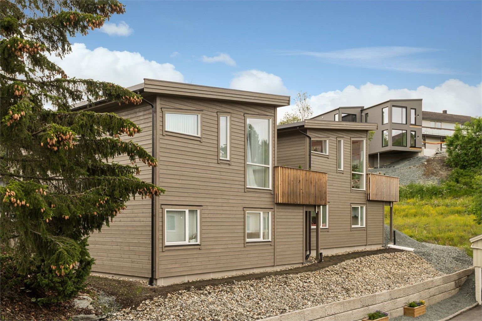 Her bor du trygt og tilbaketrukket, samtidig som du bor i umiddelbar nærhet til det meste Trondheim har å by på. Det er god offentlig kommunikasjon i området med hyppige bussavganger, og nærmeste holdeplass ligger en 5 minutters gange fra eiendommen. 