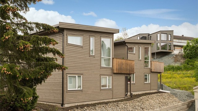 Her bor du trygt og tilbaketrukket, samtidig som du bor i umiddelbar nærhet til det meste Trondheim har å by på. Det er god offentlig kommunikasjon i området med hyppige bussavganger, og nærmeste holdeplass ligger en 5 minutters gange fra eiendommen.