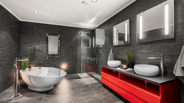 Eksklusivt og romslig en-suite bad med plassbygde løsninger, dobbel servant, badekar, dusjsone og en hotellinspirert atmosfære.