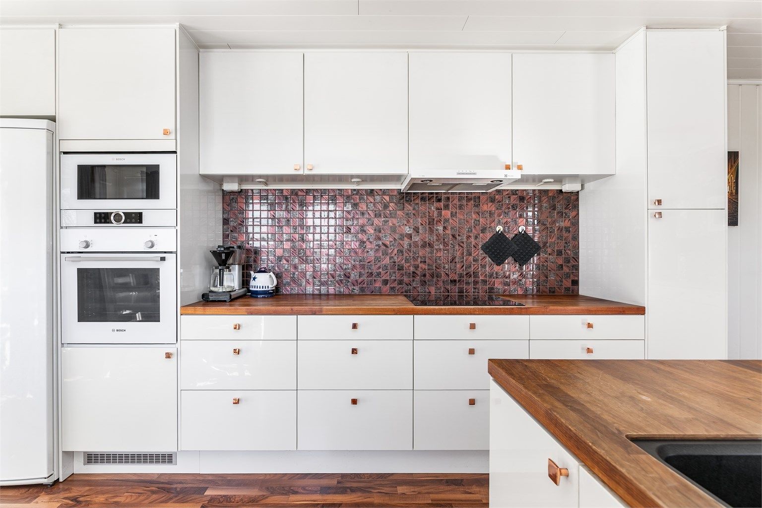 Alle hvitevarer på kjøkkenet medfølger, frittstående kjøle- og fryseskap inkludert.