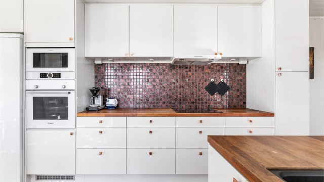 Alle hvitevarer på kjøkkenet medfølger, frittstående kjøle- og fryseskap inkludert.