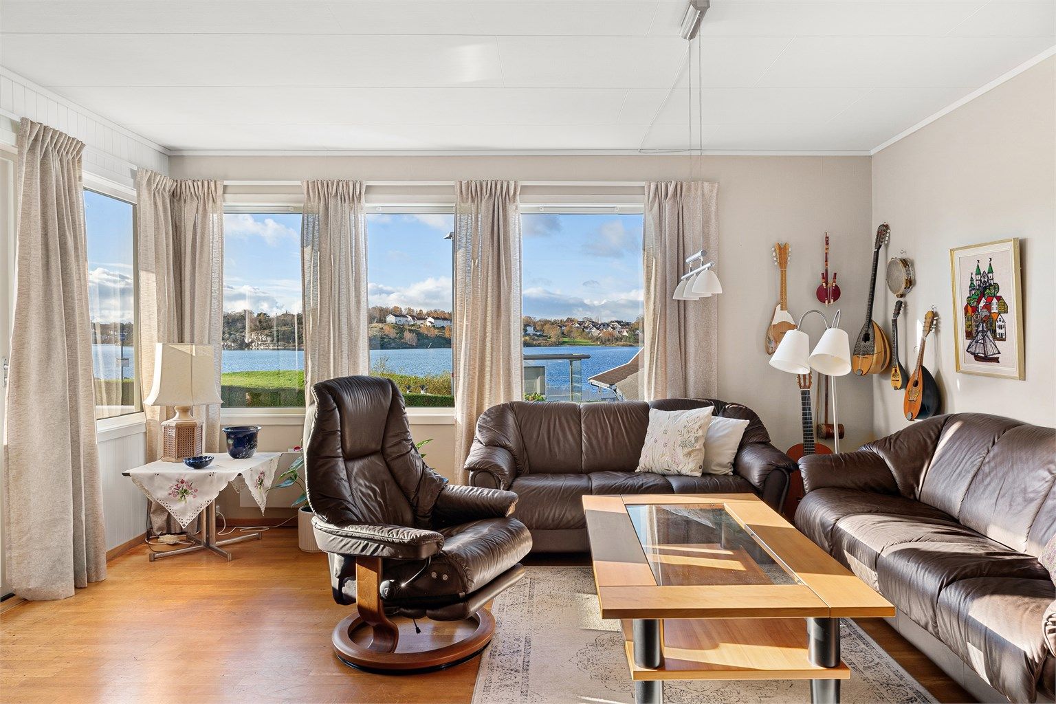 Det er også gode vindusflater i stuen som slipper inn mye naturlig lys.