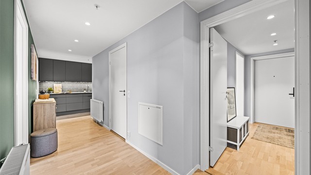 Gjennomgående parkett og downlights i himlingen skaper en helhetlig atmosfære.
