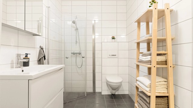 Leiligheten har et lekkert helfliset bad med TG1. Her får du varmekabler, rør-i-rør og moderne innredning som lett faller i smak.
