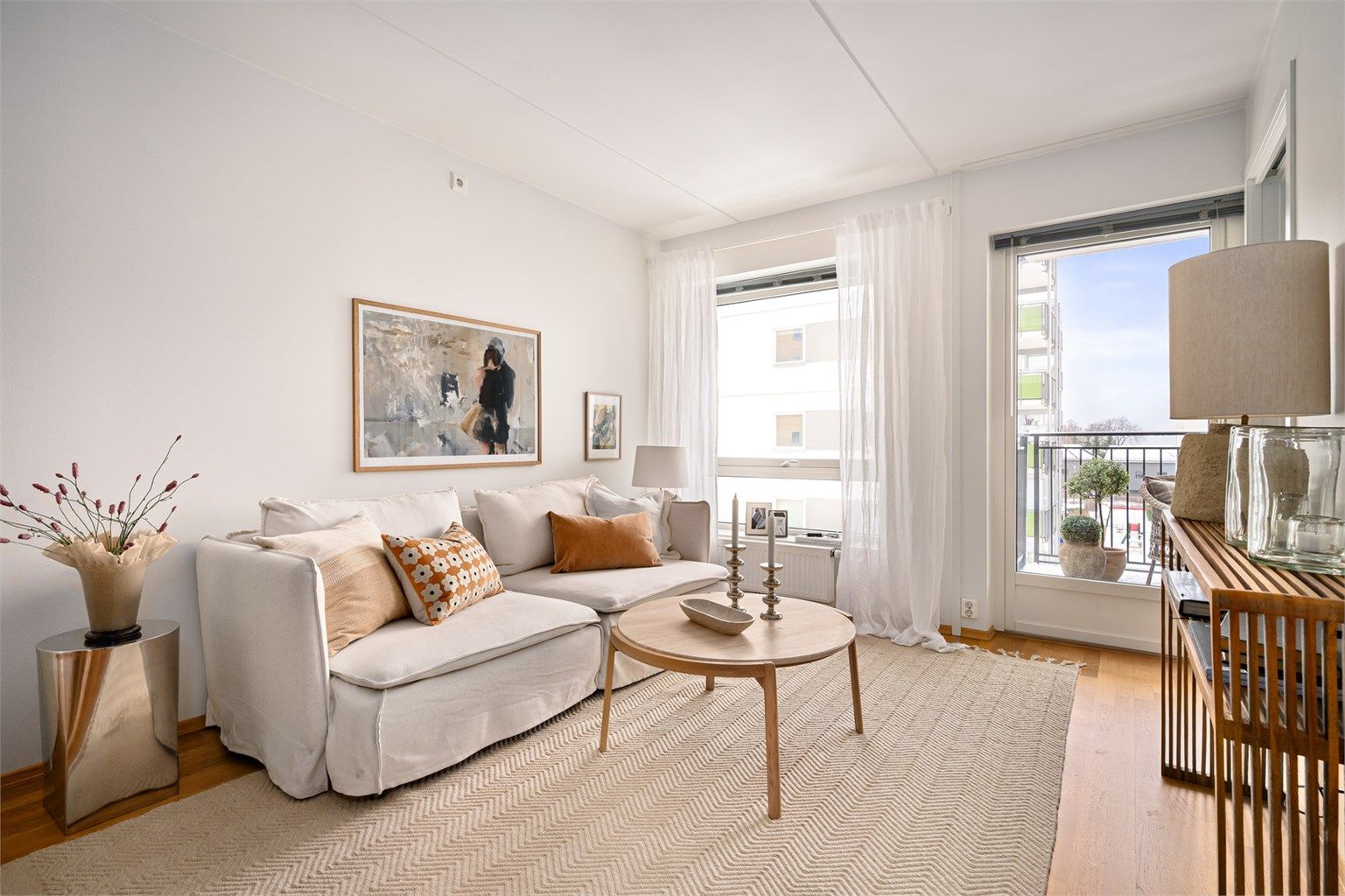 Leiligheten har en åpen stue/kjøkkenløsning, lave felleskostnader med alt inkludert og flere oppbevaringsmuligheter med enkel tilgang.