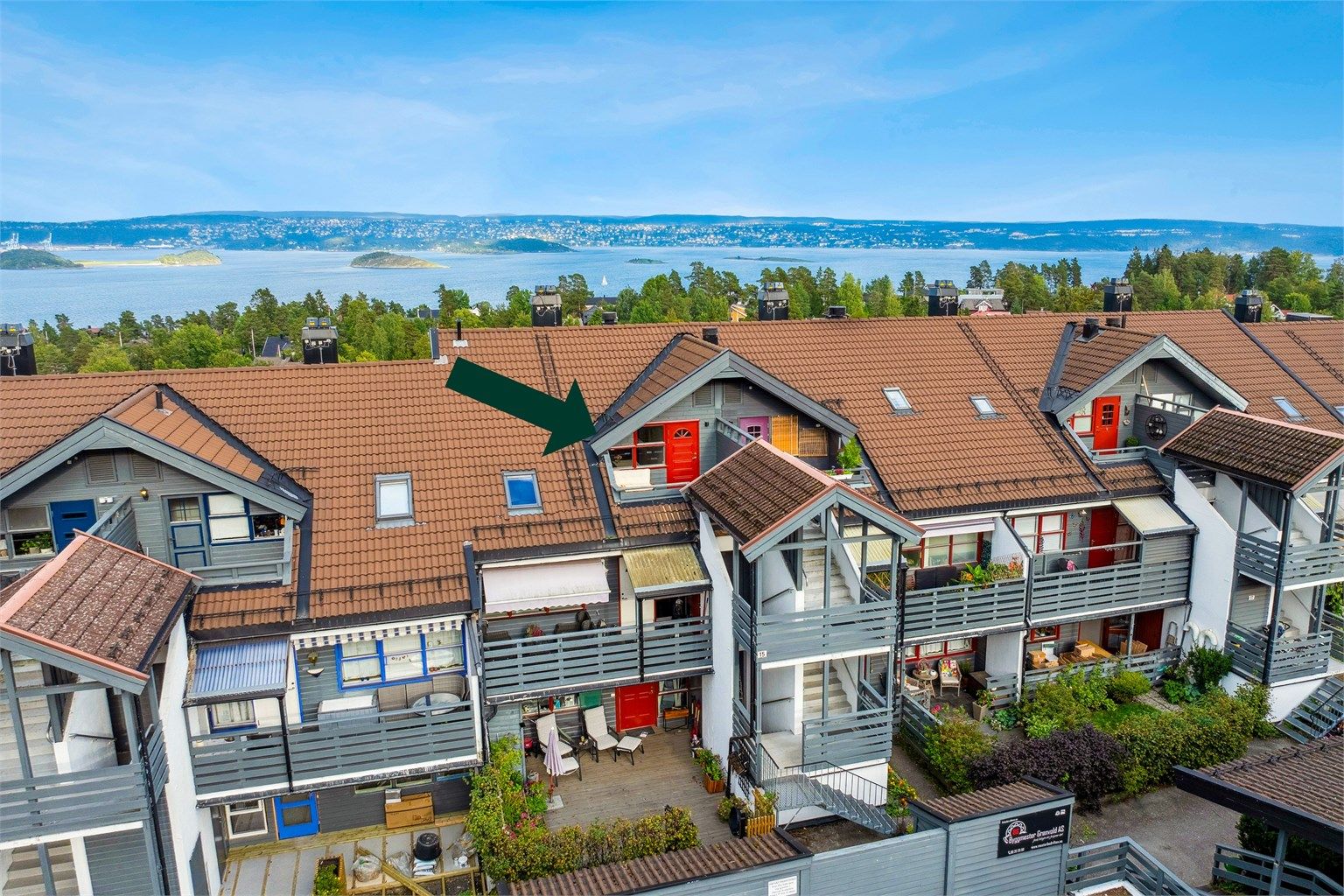 En innbydende og romslig 3-roms eierleilighet med topp beliggenhet på Nesoddtangen - her bor du med gangavstand til alt du trenger i hverdagen.