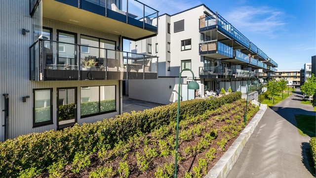 Sommerstid fylles den store terrassen av sol midt på dagen. Lengst syd er solen også utover ettermiddagen.
Fotograf; Børge Oppegård.