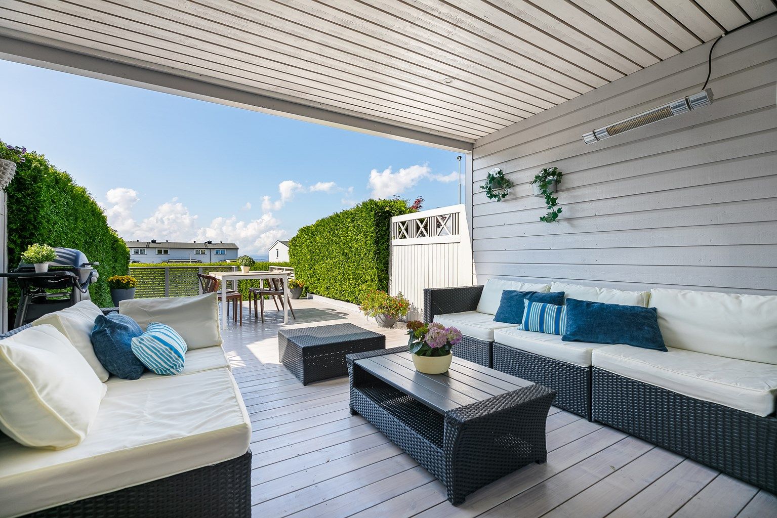 Skjermende overbygg og varmelampe høyner trivselsgraden på terrassen.