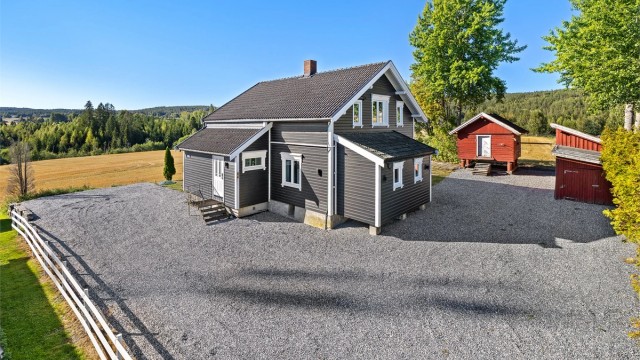 Klassisk enebolig i landlige omgivelser, med romslig gruset tun, frittstående stabbur og uthus.
Foto: Digit Media