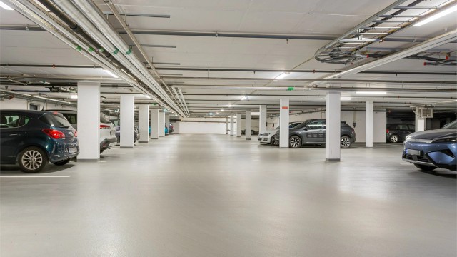 Garasjeplass med elbillader i felles garasjekjeller