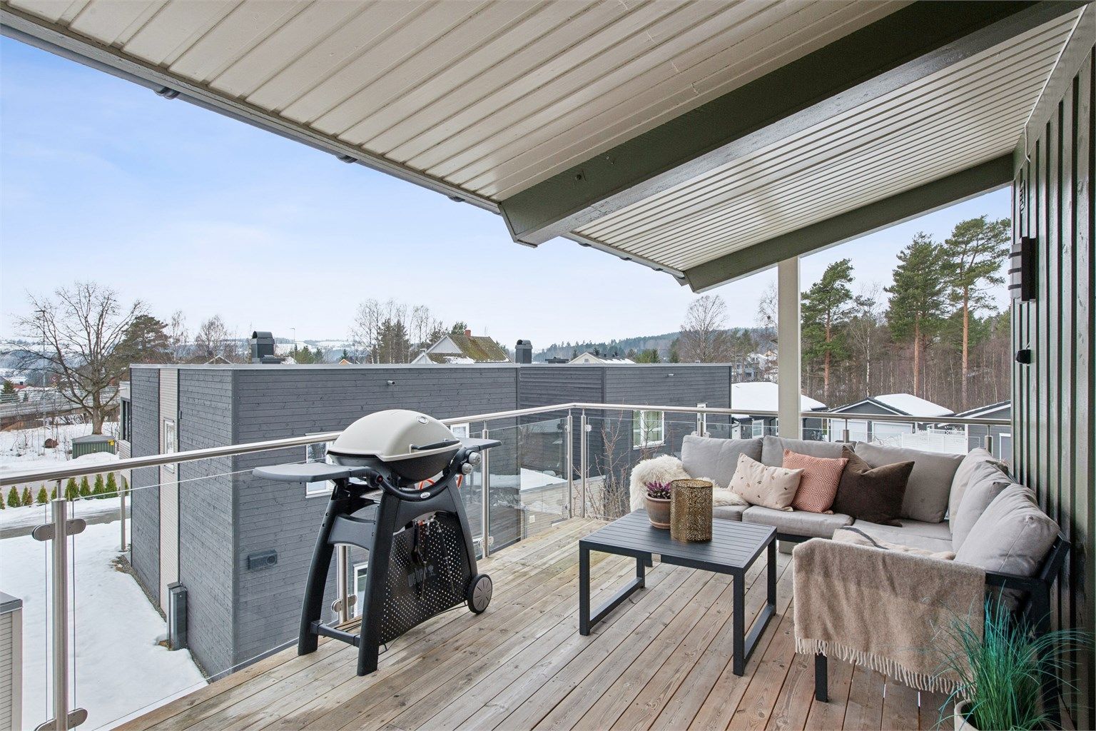 Fra stuen er det adkomst ut til den syd-vendte verandaen med gode solforhold.