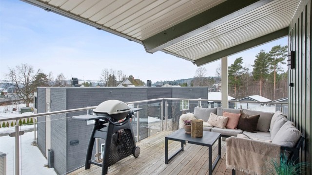 Fra stuen er det adkomst ut til den syd-vendte verandaen med gode solforhold.