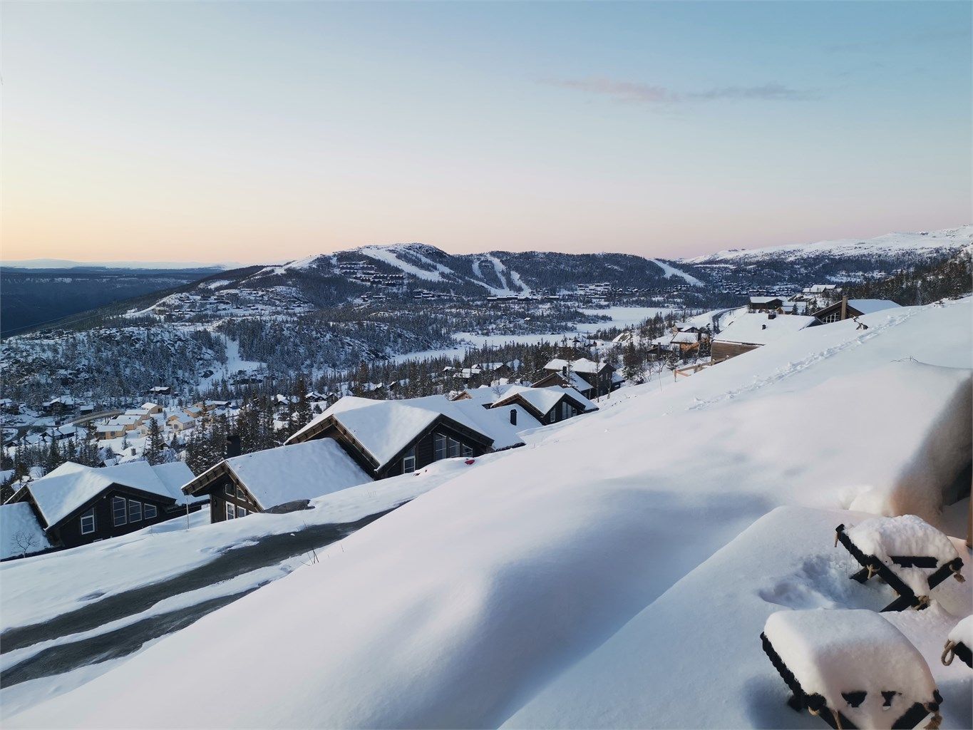 Fjellro og snørike vinteromgivelser på Gausta. Utsikt fra terrassen