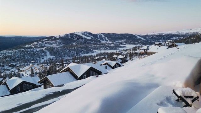 Fjellro og snørike vinteromgivelser på Gausta. Utsikt fra terrassen