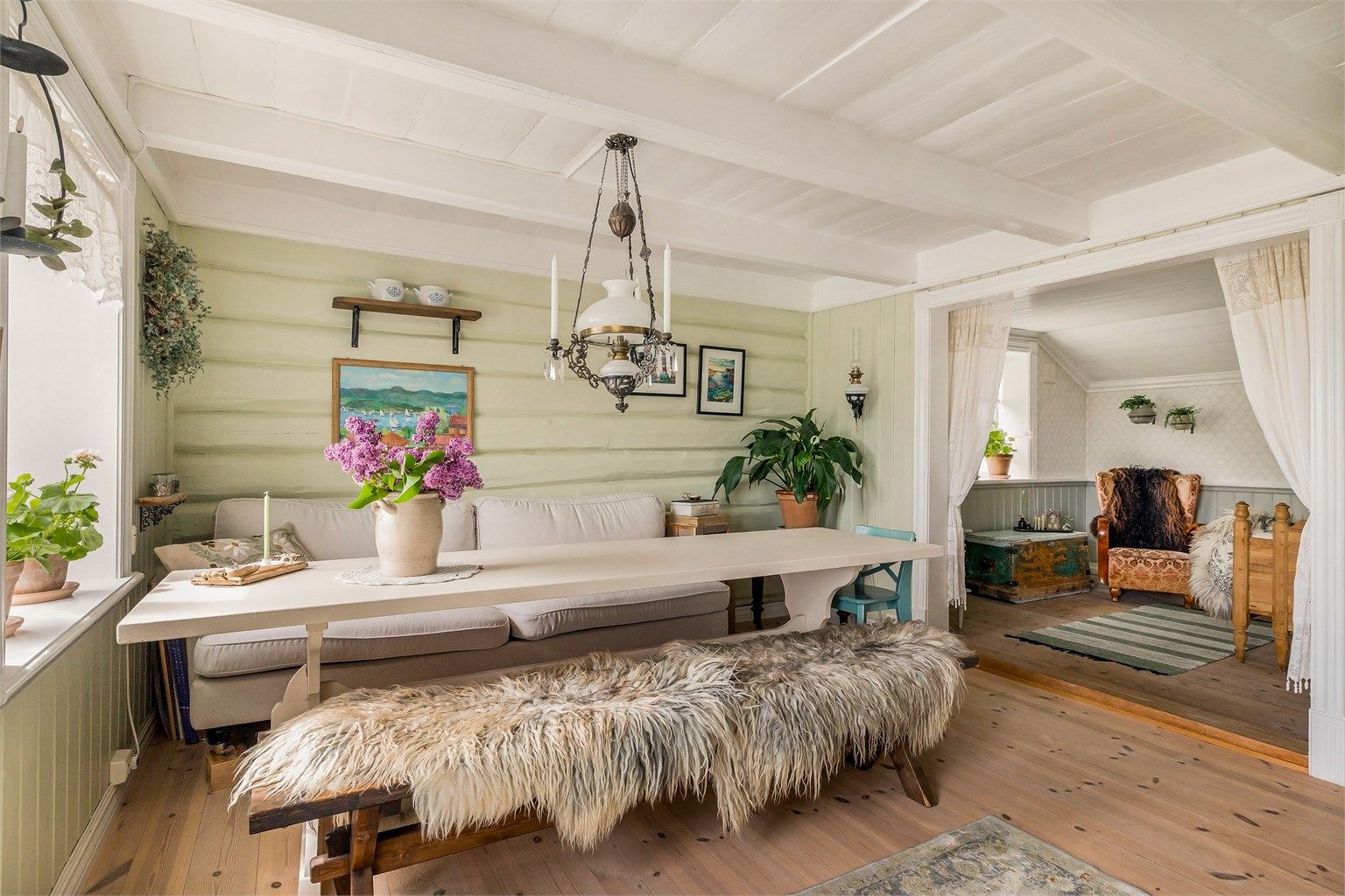 Fargevalget i huset er gjennomført og harmonisk, nyansene går i grått,  grønt og blått.