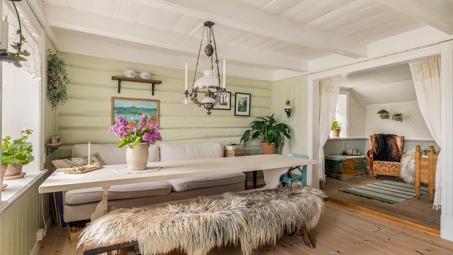 Fargevalget i huset er gjennomført og harmonisk, nyansene går i grått, grønt og blått.