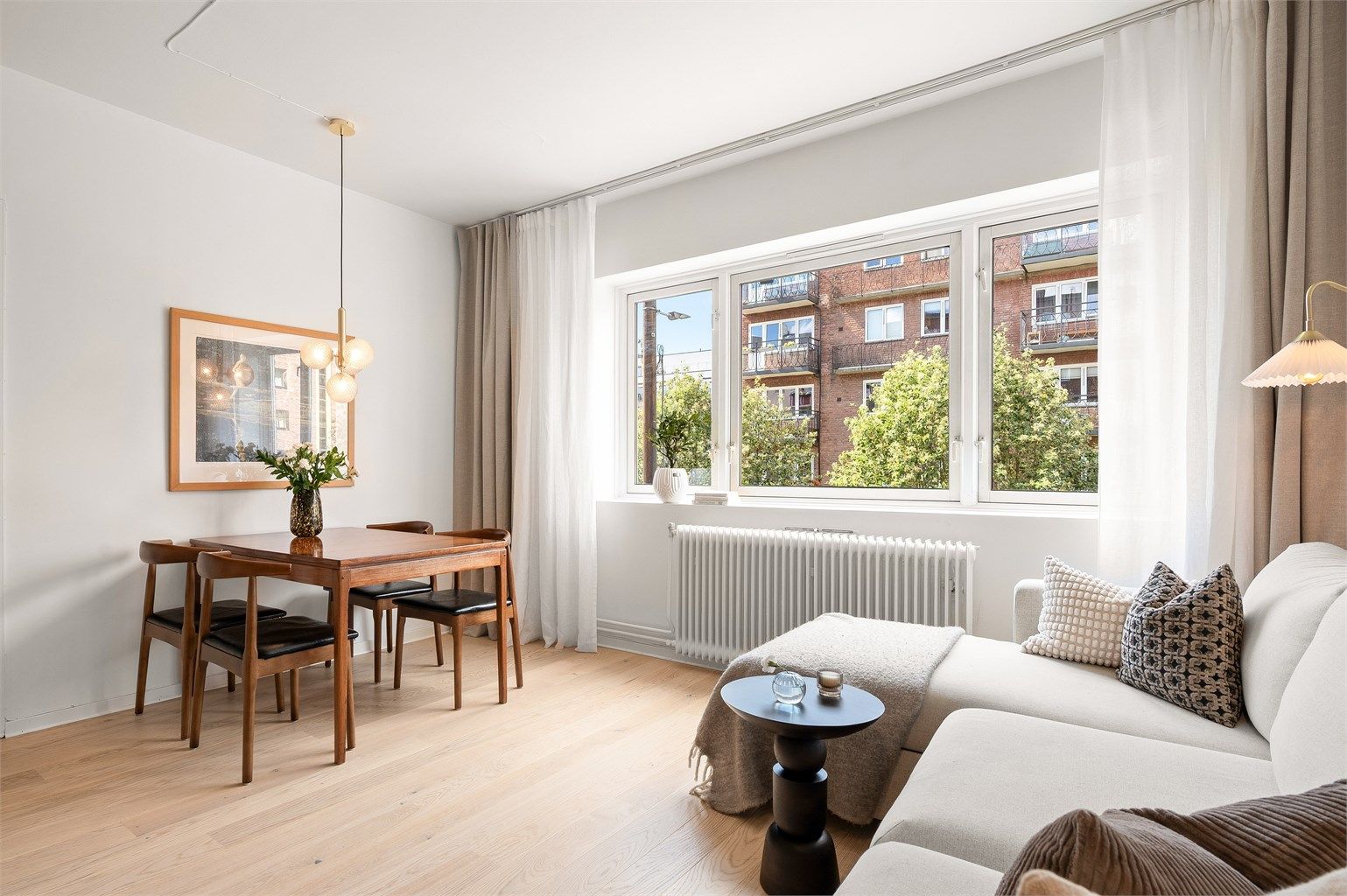 En  lekker og luftig 2-roms med en åpen og sosial planløsning, generøs takhøyde og moderne standard. Foto: Peter Futo.